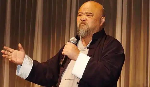 演员李琦不顾医生劝阻,每天2包烟,顿顿8两白酒,如今变成这样