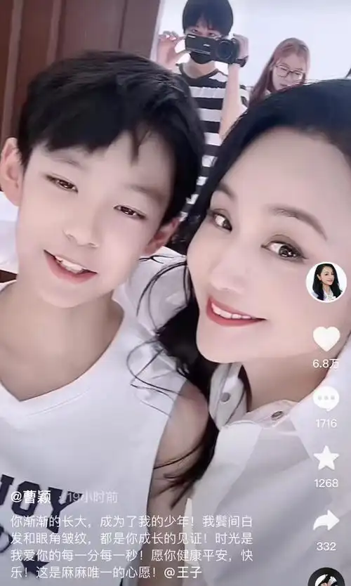 当天,曹颖带着儿子在拍母子写真,露面的曹颖穿着一件白色衬衫,48岁的