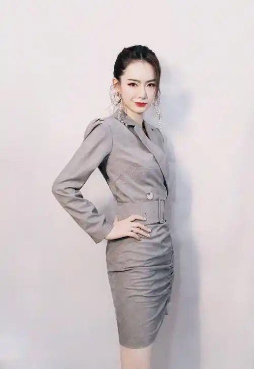 戚薇再次用超大耳饰诠释时尚理念_戚哥_西装_造型