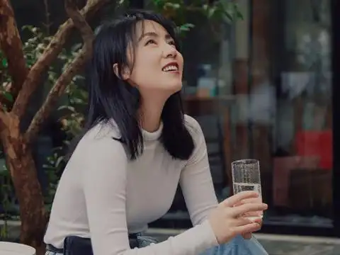 黄磊老婆孙莉真会穿,毛衫搭配牛仔裤简约时尚,知性优雅有气质