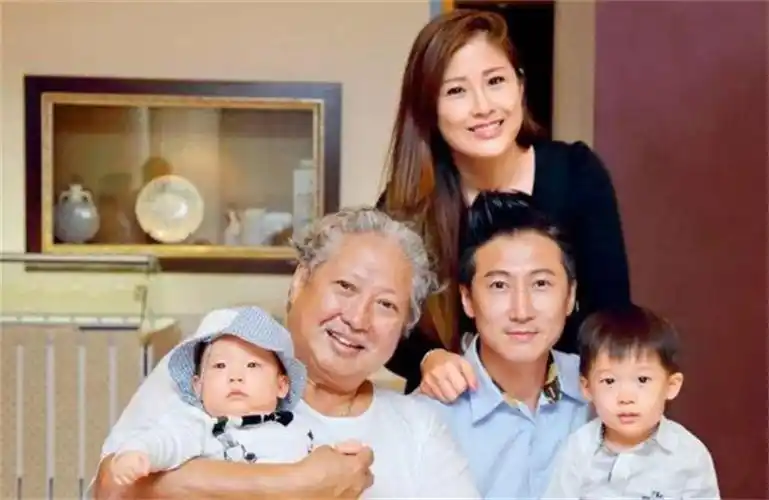 6712年前订婚照片曝光洪金宝夫妇与洪天明夫妇亲密合照倍显温馨