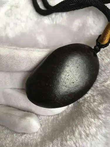 【罕有少见之真玉,和田玉黑皮籽料挂件】"瓷看底,玉看皮",真