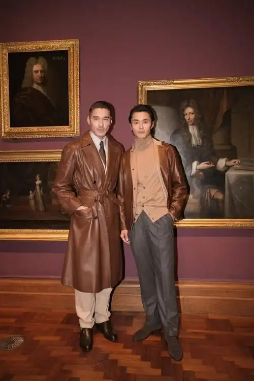 胡兵在伦敦玩民国风##胡兵民国风皮衣大背头