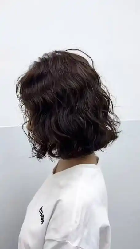 女生中短发烫发