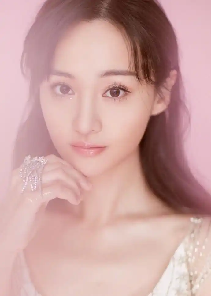 郑爽穿白色星辰裙似小仙女 身材纤细目光无辜惹人怜