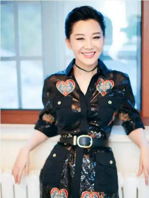 未婚的许晴就是会保养,穿黑色修身连衣裙性感妩媚,曲线不输少女