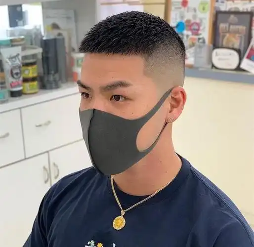 寸头的种类繁多,如果细分的话,从长到短又可以分为:毛寸,方寸,圆寸