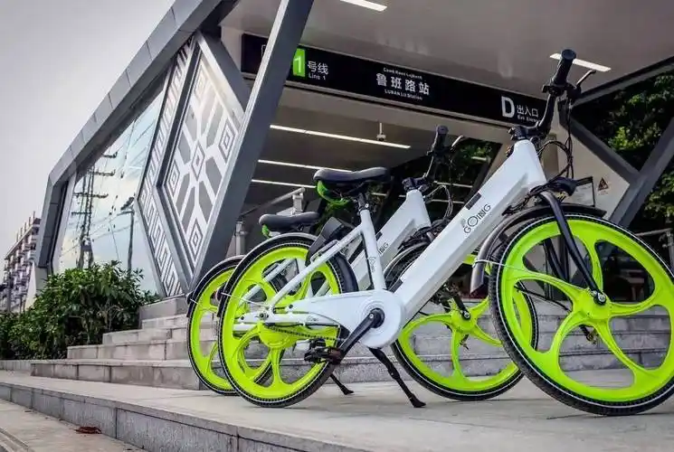 单车便利的时候,昨天,几辆白绿相间的共享电动车惊现南宁地铁1号线