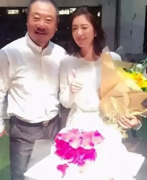 老戏骨范伟娶了心中白月光,夫妻恩爱30年,一家三口其乐融融_生活