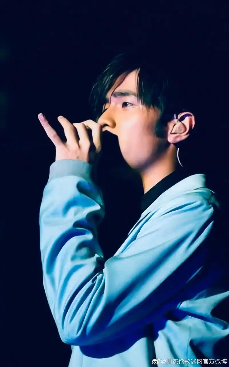 周杰伦最新帅图.  杰伦这双弹钢琴的手真的太好看了.
