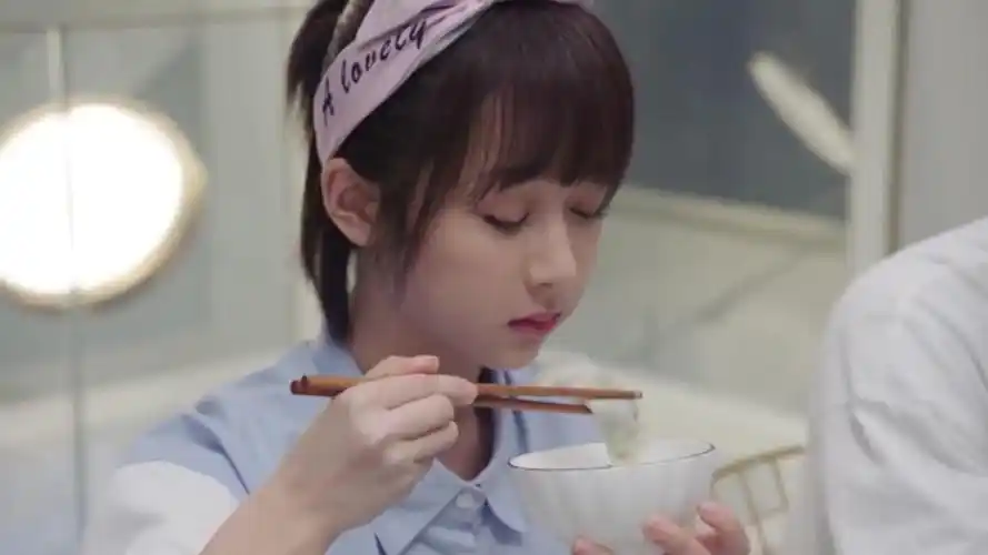 杨紫吃播的片段看她吃东西太有食欲了可爱又呆萌呆萌的