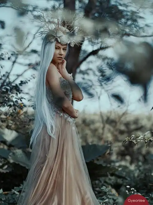 白发美女的梦幻写真,好像森林里的精灵