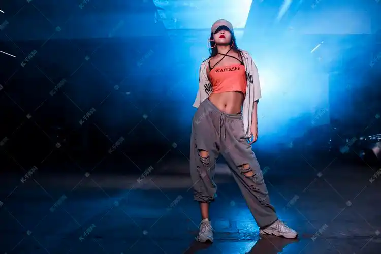 爵士舞夜晚年轻美女车库站立摄影图配图高清摄影大图-千库网