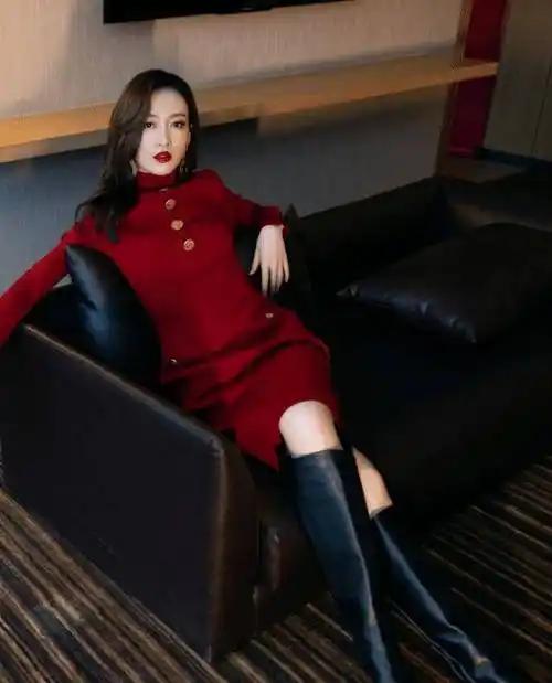 原创王鸥穿时尚裙热舞身材发福腿部肌肉明显终于相信她快奔四了