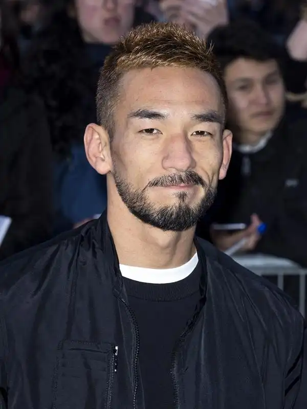 中田英寿出席秋冬巴黎时装周不老男神成熟帅气