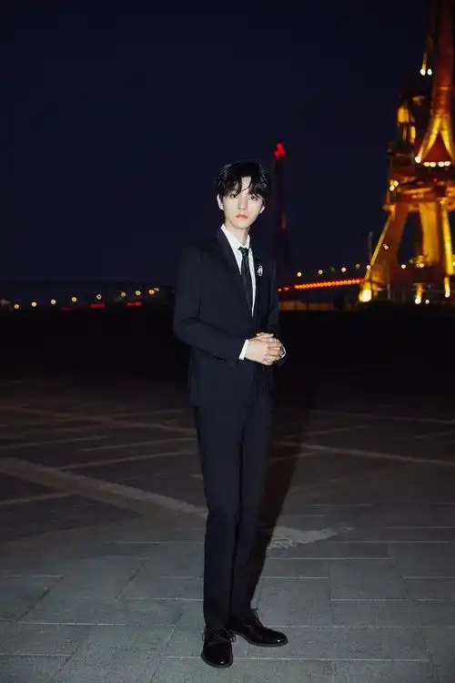 霸道总裁王俊凯黑色西装帅气写真