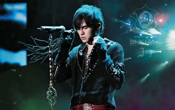 从默默无闻的丑小子,一路奋斗至今,周杰伦不单单只是一位男歌手,演员