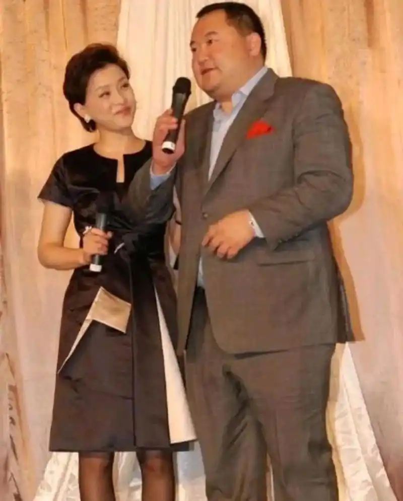 1994年,26岁的杨澜非要和银行上班的丈夫张一兵离婚,转身嫁给了体重