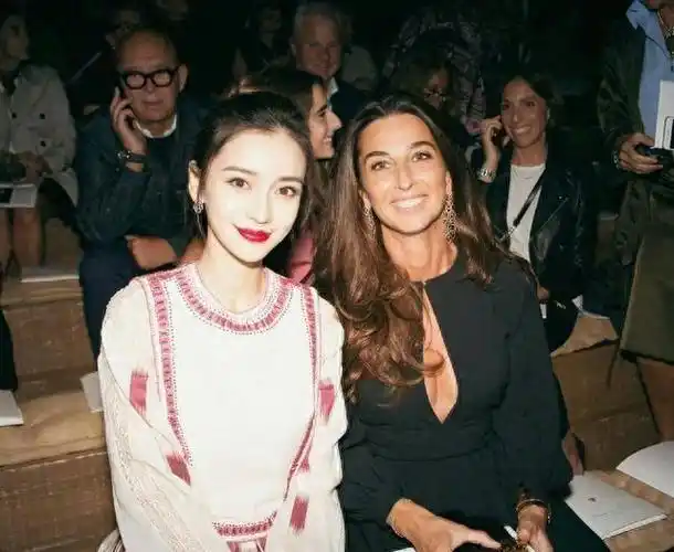 爱马仕总监晒与杨颖合照,拥抱搂腰很亲密!粉丝留言:偶像就是美