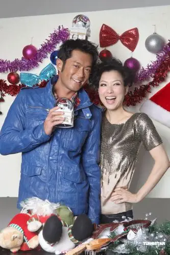 郑秀文玩圣诞头饰笑不停 古天乐开玩笑请其吃药
