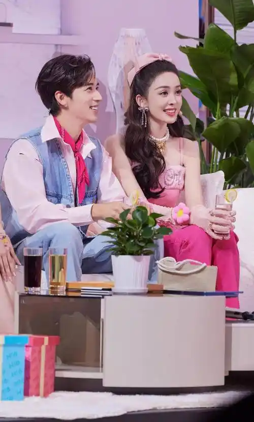 《风起西州》《装腔启示录》三大剧组齐聚"好六街"_许魏洲_古力娜扎