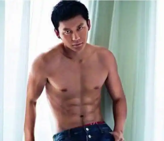 王祖蓝居然一点肌肉都没有!