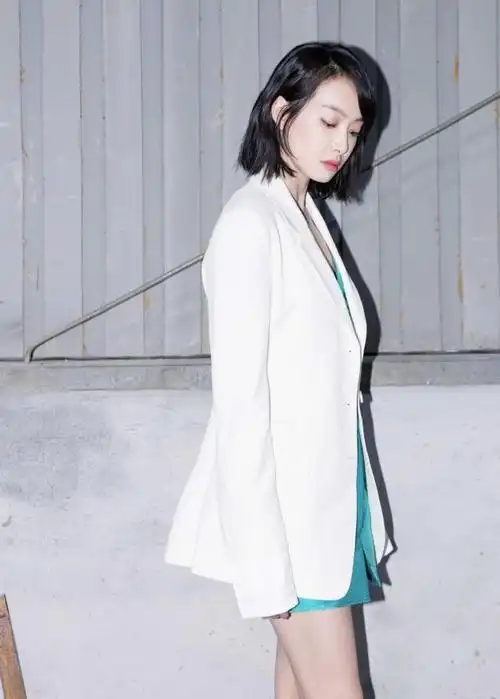 宋茜镜光裙搭白西装秀傲人长腿 波浪短发清爽干练