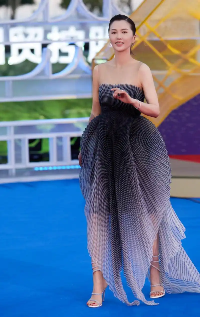 谭维维  美腿玉足合集