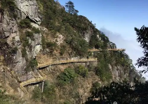 青云栈道全长3100米.