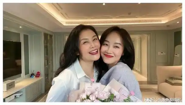 蓝盈盈晒照抱妈妈,苦相脸不见了!变漂亮没整容,刻意做肌肉练习|唇形|