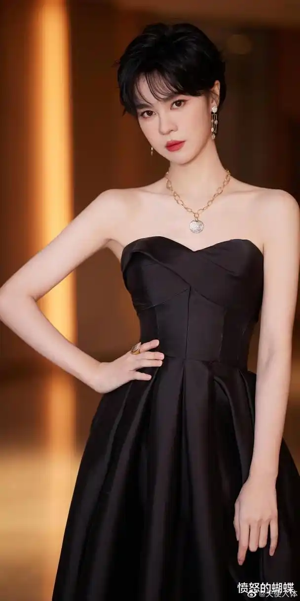 郁可唯:红唇短发黑裙