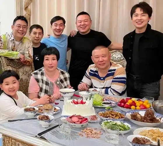 郭德纲夫妻罕同框!王惠圆润双下巴太可爱,郭德纲和老婆说悄悄话|陶阳|