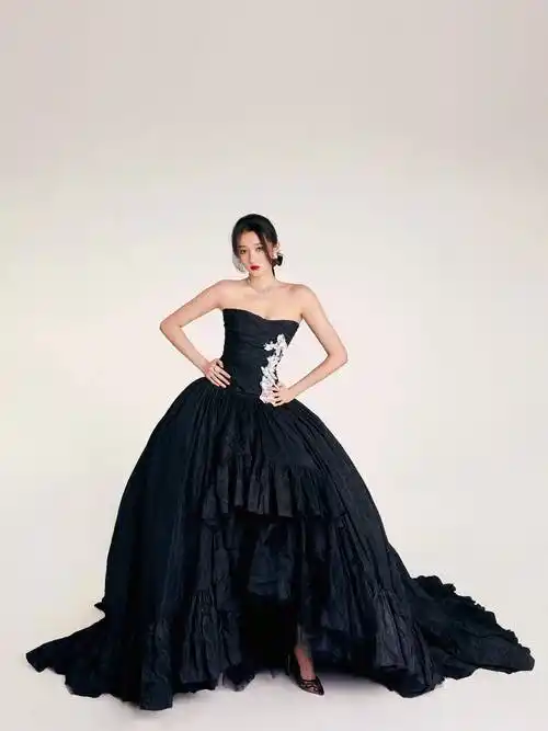 原创关晓彤魔女挑发穿出暗黑公主时尚美一袭晚礼服高级又妩媚