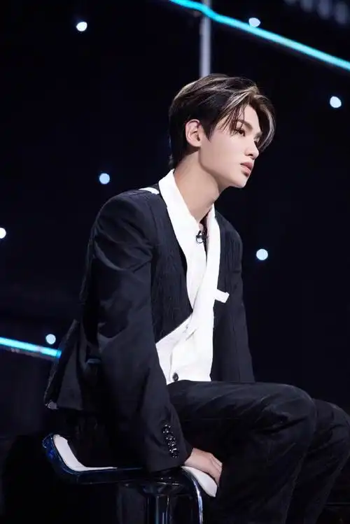 黄明昊黑白剪裁西装