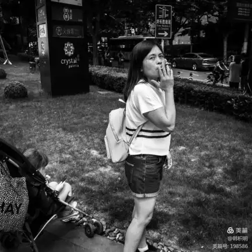 街上抽烟的女人(2)