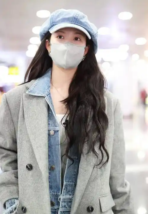 刘些宁机场街拍,灰色大衣配长款牛仔衬衫,打造时髦复古美