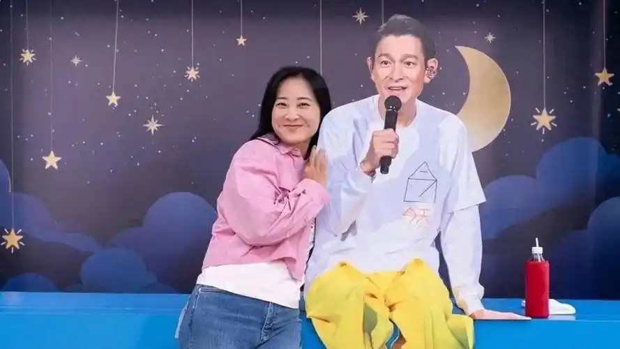 贾玲现身刘德华演唱会,又蹦又跳超有活力,与人形立牌甜蜜合影