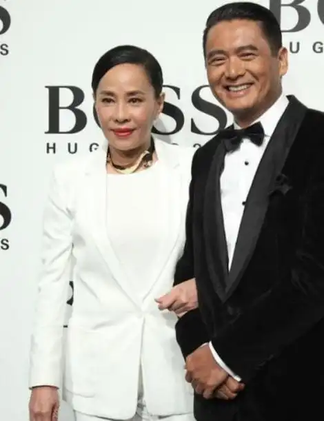 周润发和老婆陈荟莲亮相,穿牛仔外套搭配白色长款,帅气十足