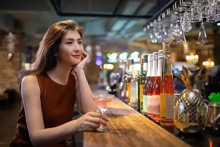 漂亮女士在酒吧喝鸡尾酒