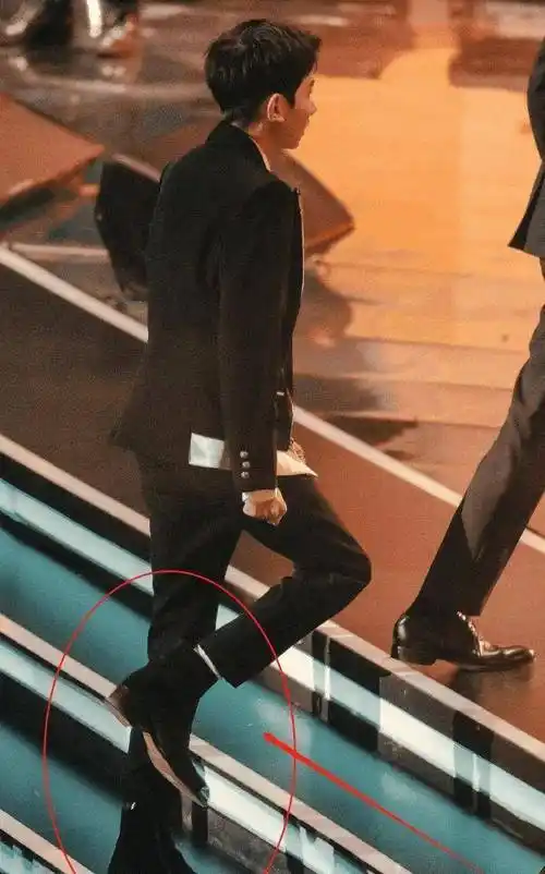 原创tfboys终合体王源的鞋子跟易烊千玺王俊凯都不一样暴露身高