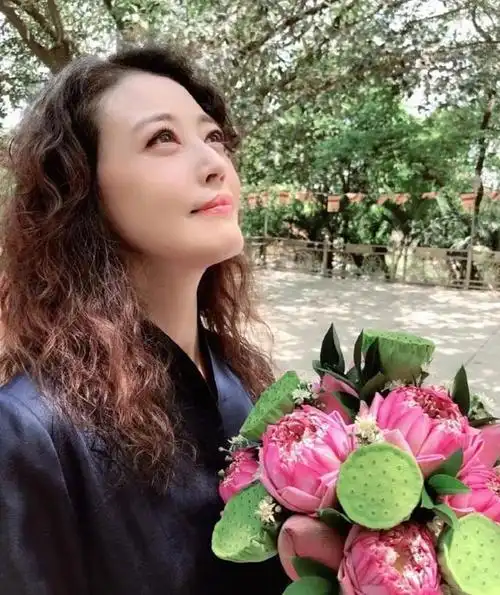 自然变老55岁周海媚近照以素颜示人曾突然晒性感被指像大妈