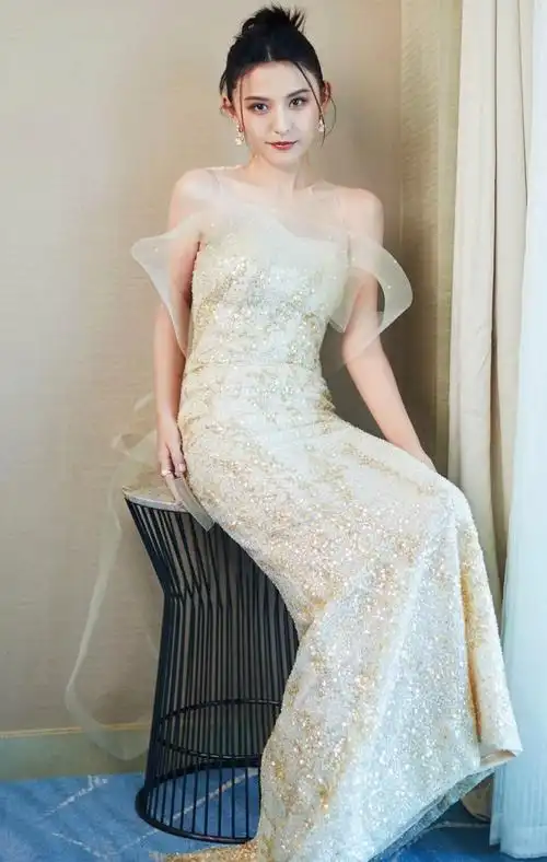 热依扎高清俏丽美照,楚楚动人!__财经头条