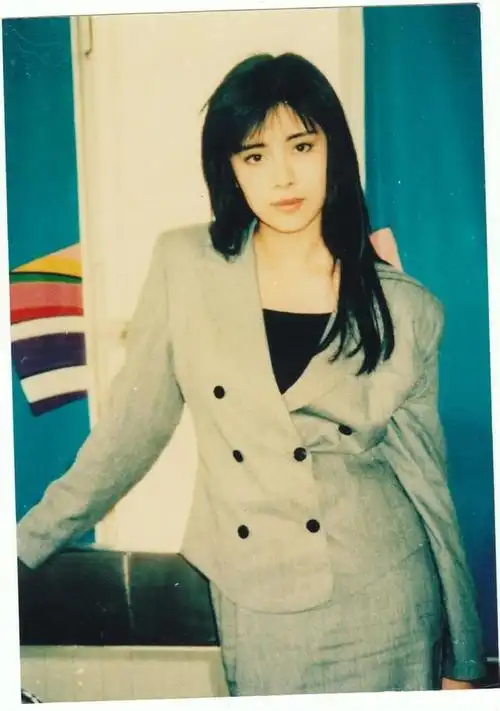 王祖贤年轻时英气妩媚,穿大衣搭白衬衫,西装搭短靴,经典不过时