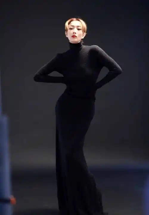 50岁郑秀文穿出了不一样的大龄气质,时髦洋气不老气,尽显年轻范