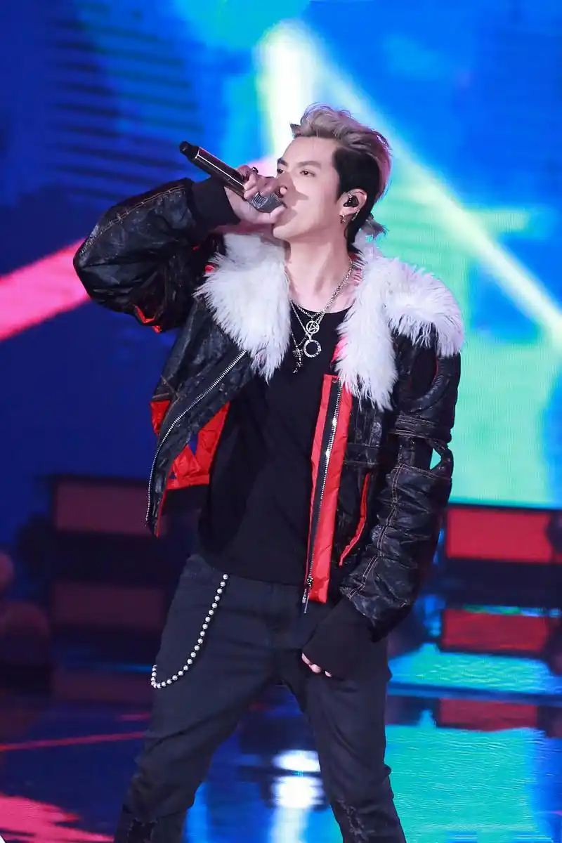 模仿风波后吴亦凡换新发型现身活动,扎着小辫很精神