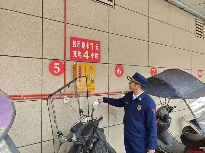 除患攻坚大整治系列报道17联合多部门指导解决电动自行车充电及停放