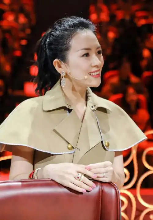 章子怡亮相红毯,金色长裙惹人注目,而发型却有些辣眼_长发