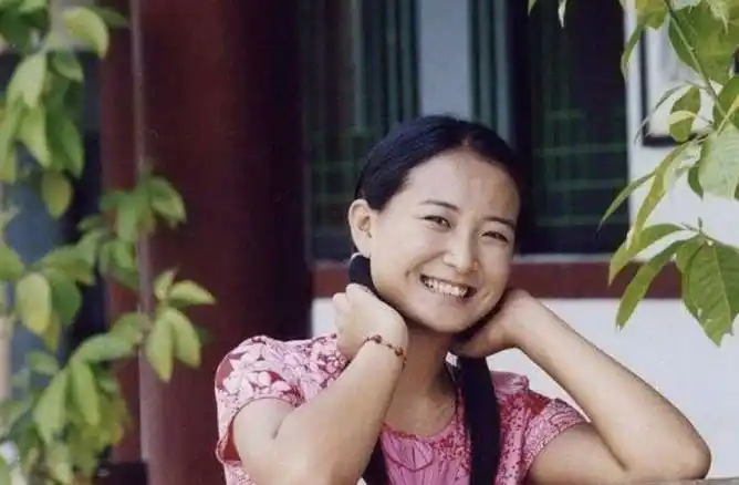 在大学期间,贾玲还与自己的好友白凯南一起参加了中央电视台举办的