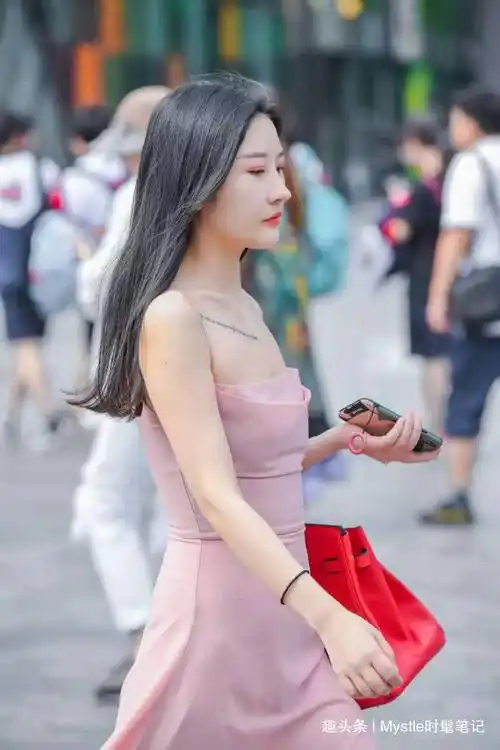 充满小仙女范儿的穿搭,粉色吊带裙 黑色高跟鞋,简单大方又好看_调配