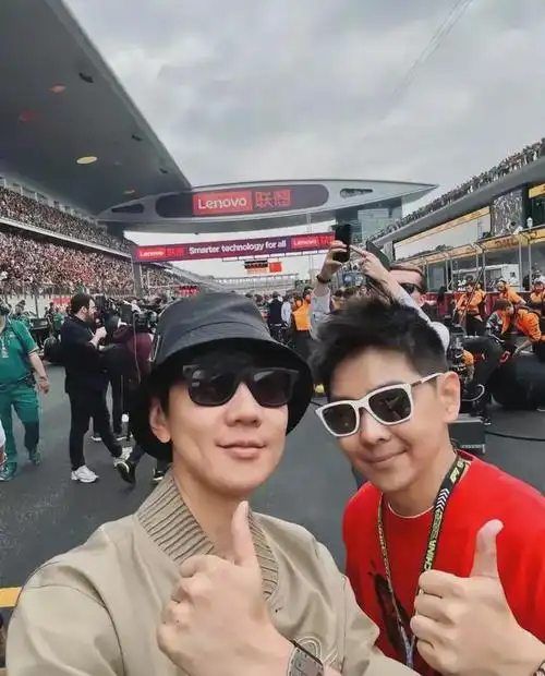 陈若仪很贴心,弯腰听昆凌讲话,跟林志颖合影会屈膝,捧吴彦祖